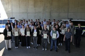 Hauptzollamt Rosenheim: HZA-RO: 38 Berufseinsteiger beim Hauptzollamt Rosenheim vereidigt / Verstärkung im mittleren und gehobenen Zolldienst