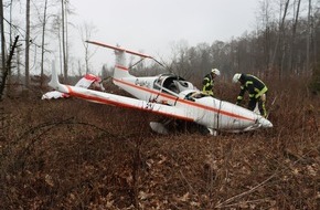 Kreispolizeibehörde Höxter: POL-HX: Kleinflugzeug muss in Waldgebiet bei Frohnhausen notlanden