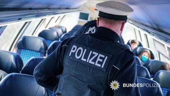 Bundespolizeidirektion München: Bundespolizeidirektion München: "Kleidertausch" beschäftigt Bundespolizei / Zwei 18-Jährige geraten im Zug aneinander