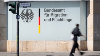 ARD Das Erste: ARD-DeutschlandTREND: Drei von vier Deutschen wünschen sich eine grundsätzlich andere Asyl- und Flüchtlingspolitik +++ Achtung Sperrfrist (Print, Radio und Online): 18.00 Uhr +++