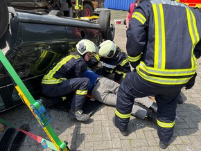 FW-AUR: Feuerwehr und Rettungsdienst trainieren komplexe Unfallszenarien