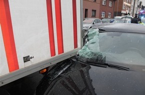 Polizei Düren: POL-DN: Auf geparktes Auto aufgefahren
