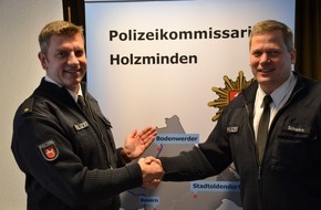 Polizeiinspektion Hameln-Pyrmont/Holzminden: POL-HOL: Seit 01. Januar 2016:
Polizeihauptkommissar Dirk Schwarz neuer Leiter der Polizeistation Bodenwerder 
- Nachfolge von Hartmut Freyer angetreten / Einführung durch Kommissariatsleiter Marco ...