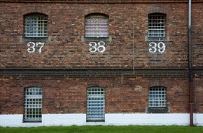 Kabel Eins: Harte Ausbildung im Gefängnis: "JVA - Karriere hinter Gittern" - die neue Reportage-Reihe ab 7. März 2010 sonntags um 20.15 Uhr bei kabel eins