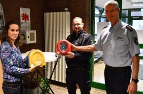 Polizei Paderborn: POL-PB: Beide 24-Stunden-Wachen mit Defibrillatoren ausgestattet