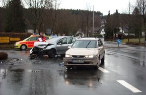 Polizeiinspektion Hameln-Pyrmont/Holzminden: POL-HOL: Bundesstraße 497 - Ortsdurchfahrt Neuhaus: Eine leicht verletzte Person und 12.000 EUR Sachschaden bei Vorfahrtsverletzung