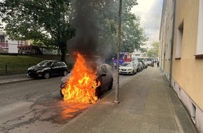 Feuerwehr Essen: FW-E: Feuerwehr Essen im Einsatz: Pkw-Brand in der Hannah-Arendt-Straße