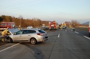 Polizeipräsidium Westpfalz: POL-PPWP: Verkehrsunfall mit vier verletzten Personen und hohem Sachschaden