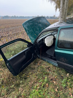 FFW Fredenbeck: PKW fährt gegen Baum / Fahrer verletzt