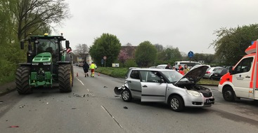 Feuerwehr Bottrop: FW-BOT: Verkehrsunfall mit Traktor