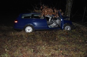 Polizeiinspektion Nienburg / Schaumburg: POL-NI: Verkehrsunfall mit zwei schwer verletzten Personen, Pkw kommt von Fahrbahn ab und prallt gegen einen Baum