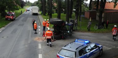 Polizeiinspektion Nienburg / Schaumburg: POL-NI: LKW ragt Trecker mit Schaufel um
