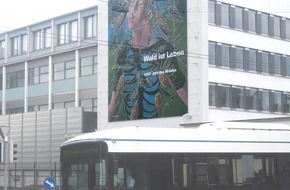 IG Erni Medaillen: Medien-Einladung zur Präsentation des Mega-Posters (12x9m) "Wald ist Leben" von und mit Hans Erni / "Wald ist Leben" - der umweltpolitische Beitrag Erni's zum Internationalen Jahr des Waldes 2011 der UNO