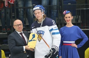 Skoda Auto Deutschland GmbH: IIHF Eishockey-Weltmeisterschaft: SKODA Vorstandsvorsitzender Bernhard Maier zeichnet 'Most Valuable Player' aus (FOTO)