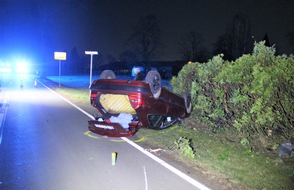 Polizei Rheinisch-Bergischer Kreis: POL-RBK: Wermelskirchen - Unfallflucht - Pkw mit gestohlenen Kennzeichen landet auf dem Dach