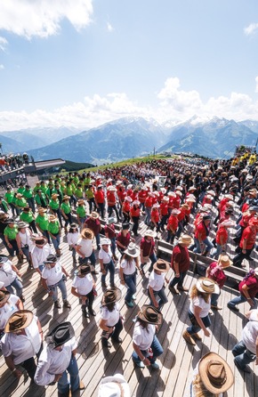 &Ouml;sterreich holt RID-Weltrekord: &raquo;h&ouml;chstgelegener Country- &amp; Western Line-Dance-Workshop&laquo; in Zell am See zertifiziert (960 Tanzende)