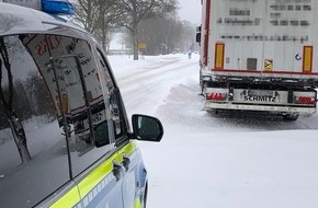 Polizei Paderborn: POL-PB: Verkehrsbehinderungen bei andauerndem Schneefall - Kaum Unfälle