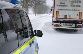 Polizei Paderborn: POL-PB: Verkehrsbehinderungen bei andauerndem Schneefall - Kaum Unfälle