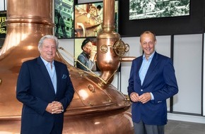 Brauerei C. & A. VELTINS GmbH & Co. KG: Mittelstandsphilosophie als hilfreicher Krisenbewältiger / Friedrich Merz vor Ort im Dialog mit Sauerländer Traditionsbrauern