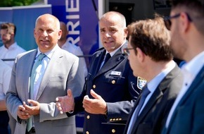 Polizeipräsidium Südhessen: POL-DA: Darmstadt: "Respekt zeigen - Respekt erfahren: Begegnungen mit der Blaulichtfamilie" / Einsatzkräfte im Dialog mit Bürgerinnen und Bürgern auf dem Friedensplatz