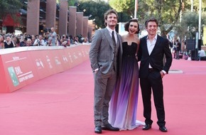 Constantin Film: Stars, Blitzlichtgewitter und glückliche Fans: LOVE, ROSIE in Rom auf dem Filmfestival