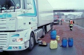 Feuerwehr Essen: FW-E: Verkehrsunfall auf der A40, Kraftstoffbehälter eines LKW aufgerissen