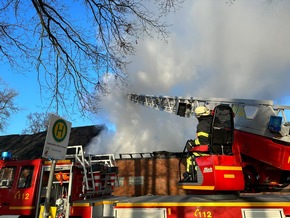 FFW Fredenbeck: Wirtschaftsgebäude brennt nieder / Übergreifen auf Wohngebäude kann verhindert werden / Öltanks durch Fachfirma abgepumpt