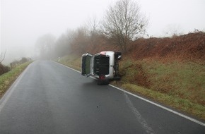 Kreispolizeibehörde Rhein-Sieg-Kreis: POL-SU: Verkehrsunfall im Begegnungsverkehr - Zwei Pkw landen im Graben