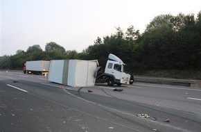 Verkehrsdirektion Koblenz: POL-VDKO: LKW Unfall auf der BAB 3 im morgendlichen Berufsverkehr