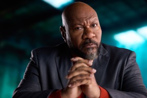 Die deutsche Stimme von Ving Rhames: Interview mit Tilo Schmitz, der dem Hollywood-Star in der Doku-Reihe „History‘s Deadliest mit Ving Rhames“ seine Stimme leiht