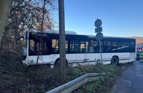 Feuerwehr Wetter (Ruhr): FW-EN: Wetter - zwei kleinere Hilfeleistungseins&auml;tze sowie ein Verkehrsunfall mit Linienbus