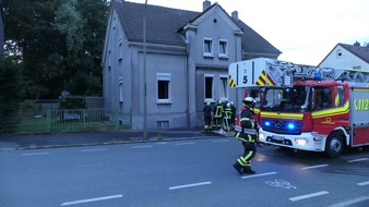 Feuerwehr Dortmund: FW-DO: 24.06.2022 - Feuer in Lütgendortmund Autofahrerin wird zur Lebensretterin