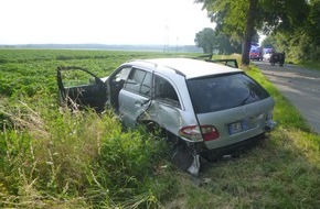 Polizeiinspektion Lüneburg/Lüchow-Dannenberg/Uelzen: POL-LG: ++ tragischer Unglücksfall - vom Heuwagen gestürzt - verstorben ++ auf Kreisstraße abgebogen - Vorfahrt missachtet - zwei Verletzte ++ auf Baustelle "rumgesaut" ++ brennender ...