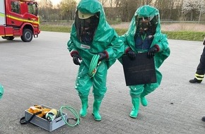 Kreisfeuerwehr Oldenburg: FW-OLL: J&auml;hrliche &Uuml;bung der Feuerwehr Wildeshausen zur Handhabung von Chemikalienschutzanz&uuml;gen