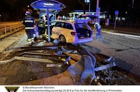 Feuerwehr München: FW-M: Taxi rammt Tramhaltestelle (Untergiesing-Harlaching)