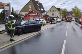 Feuerwehr Wetter (Ruhr): FW-EN: Wetter (Ruhr): Verkehrsunfall und Person hinter Tür am Karfreitag