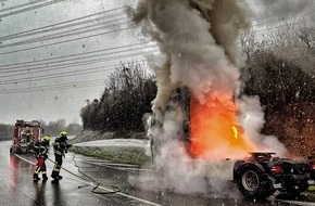 Feuerwehr Neuss: FW-NE: LKW-Brand im Kreuz Neuss-West | LKW-Fahrer handelt vorbildlich und verhindert größeren Schaden
