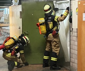 FW Stuttgart: Eine Feuerwehrfrau und 29 Feuerwehrmänner bestehen ihre Laufbahnprüfung