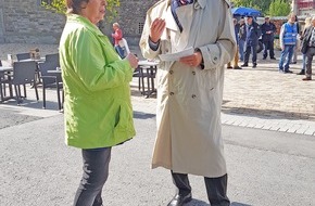 Polizei Mettmann: POL-ME: Aktionswoche gegen "falsche Polizeibeamte" in Velbert - Aktionsmeldung 2 - Großer Zuspruch für polizeiliche Aktionswoche auf dem Wochenmarkt "Am Offers" - Velbert - 1904191