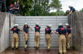 Feuerwehr Kleve: FW-KLE: L&ouml;schgruppe Schenkenschanz &uuml;bt das Schlie&szlig;en der Hochwassertore