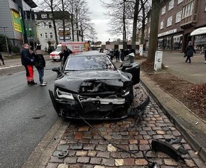 POL-STD: Zwei Verletzte bei Unfall in der Buxtehuder Innenstadt - hoher Sachschaden an allen drei Autos