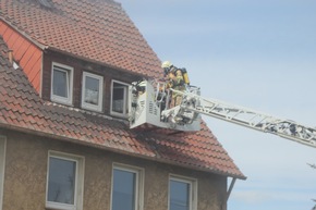 FW Helmstedt: Kellerbrand, mehrere Personen gerettet