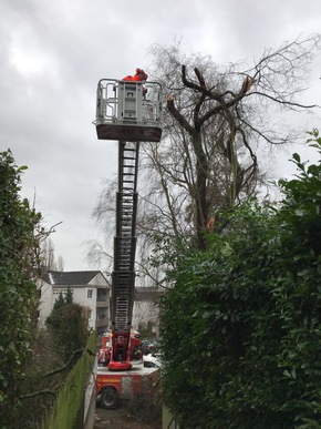 FW-Erkrath: Sturmtief &quot;Burglind&quot; sorgt für sieben Einsätze der Feuerwehr Erkrath