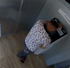 POL-H: &Ouml;ffentlichkeitsfahndung: Unbekannter T&auml;ter hebt mit gestohlener EC-Karte Bargeld ab