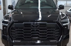 Polizeidirektion Hannover: POL-H: Wunstorf: Toyota Tundra von Autohausgel&auml;nde gestohlen - Polizei sucht Zeuginnen und Zeugen