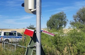 Bundespolizeiinspektion Magdeburg: BPOLI MD: Unbekannte beschädigen Andreaskreuze in Holleben - Zeugenaufruf