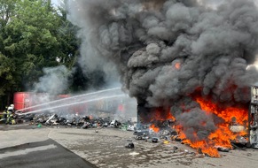FW-AR: Brand in Recyclingbetrieb - Starke Rauchentwicklung, ein Mitarbeiter verletzt