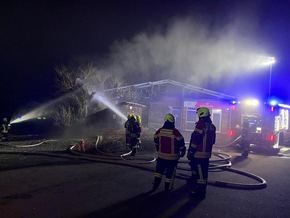 FW Reichenau: Pressemitteilung: Einsätze zum Jahreswechsel Brennender Mülleimer und Baum beschäftigen Feuerwehr in der Silvester und Neujahrsnacht