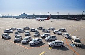 Ford-Werke GmbH: Elektromobilitätsprojekt "colognE-mobil" zeigt Präsenz: Neue KVB-Bahn weist auf das Projekt hin - Partner ziehen erste Bilanz (FOTO)