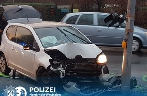 Polizei Duisburg: POL-DU: Neudorf-Süd: Auto vor Ampel geprallt - Fahrer flüchtig